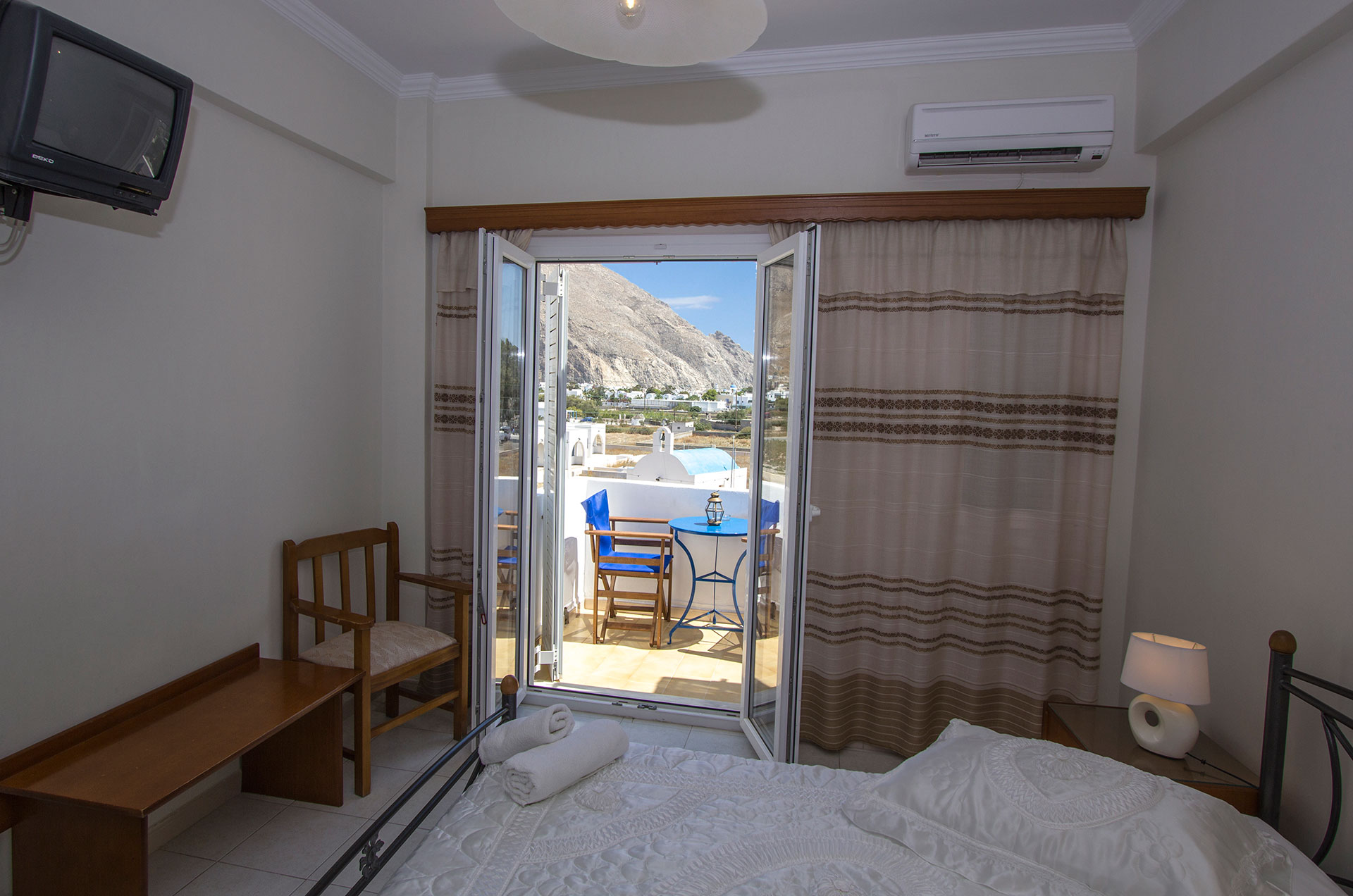 Hotel PetraNera_Perissa_Santorini